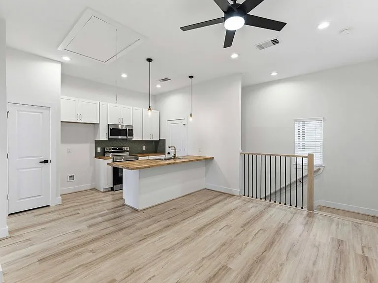 7809 Dyer St — Photo 3