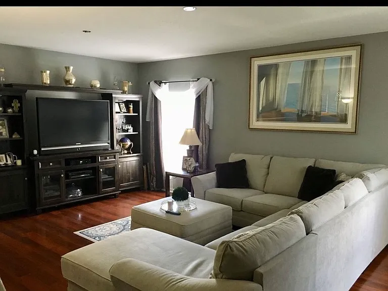 10866 Newbridge Dr — Photo 2