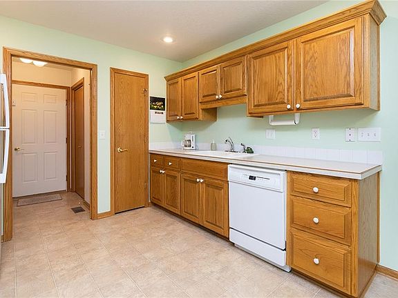 3rd image of 828 Elmwood Ct
