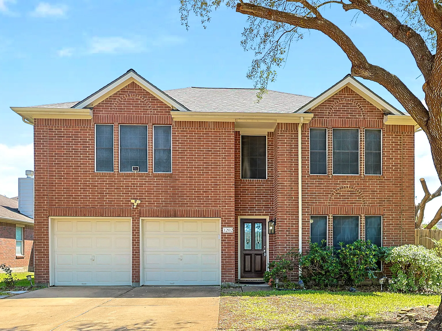 3 bed, 2.5 bath, 2474 sqft, $2,300 — Photo 2