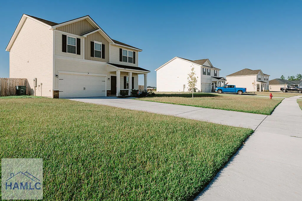 5 bed, 3.0 bath, 2256 sqft, $2,450 — Photo 2