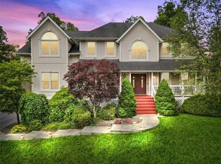 10 Grandview Rd, Central Valley, NY 10917