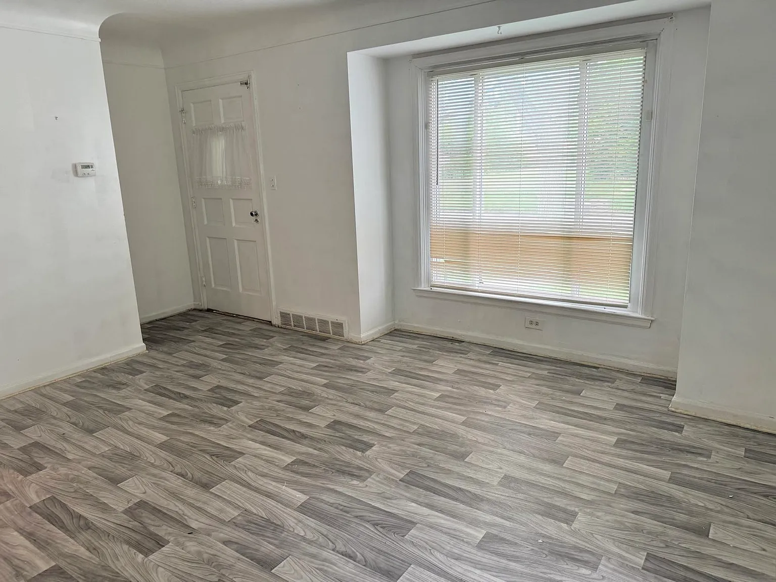 3 bed, 1.5 bath, 1550 sqft, $1,000 — Photo 1