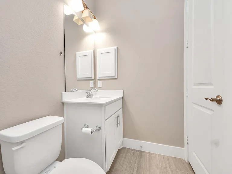 2704 Freund St — Photo 8
