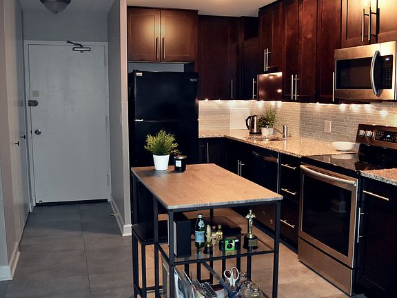 4th image of 555 W Cornelia Ave APT 503