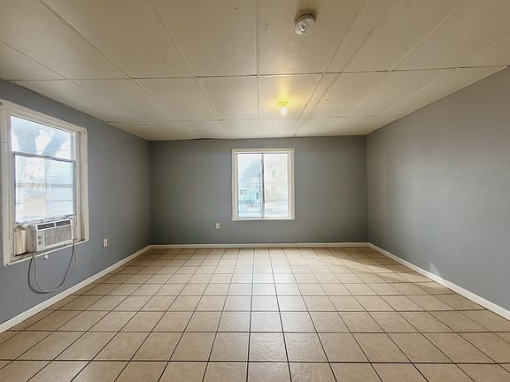 3rd image of 921 W 4th St #4
