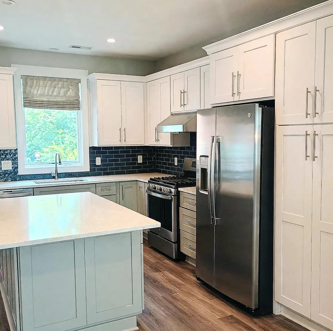 3 bed, 2.5 bath, 2200 sqft, $3,700 — Photo 2
