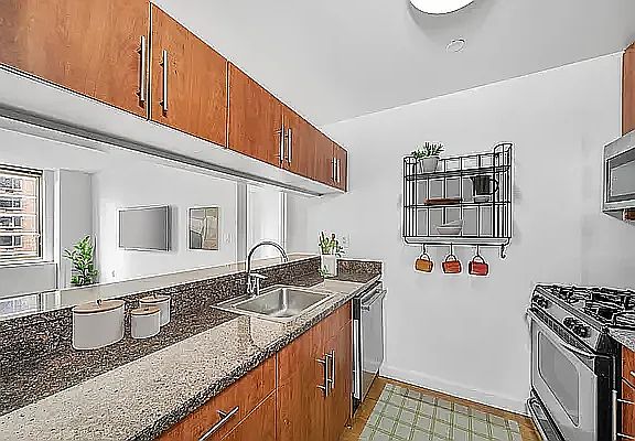 3rd image of 260 W 54th St #13C