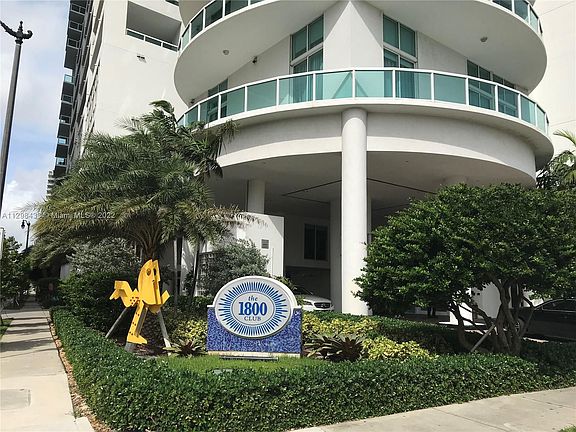 3rd image of 1800 N Bayshore Dr APT 2204