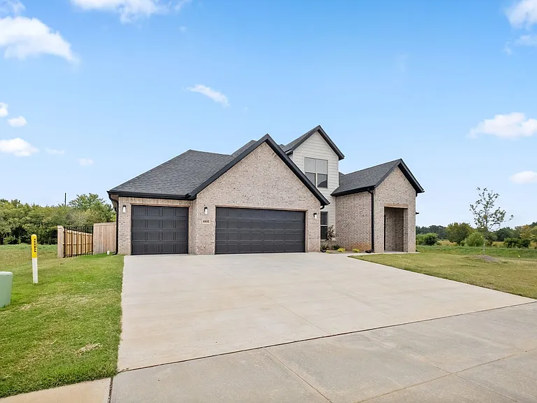 4805 SW Scarlet Oak St — Photo 3