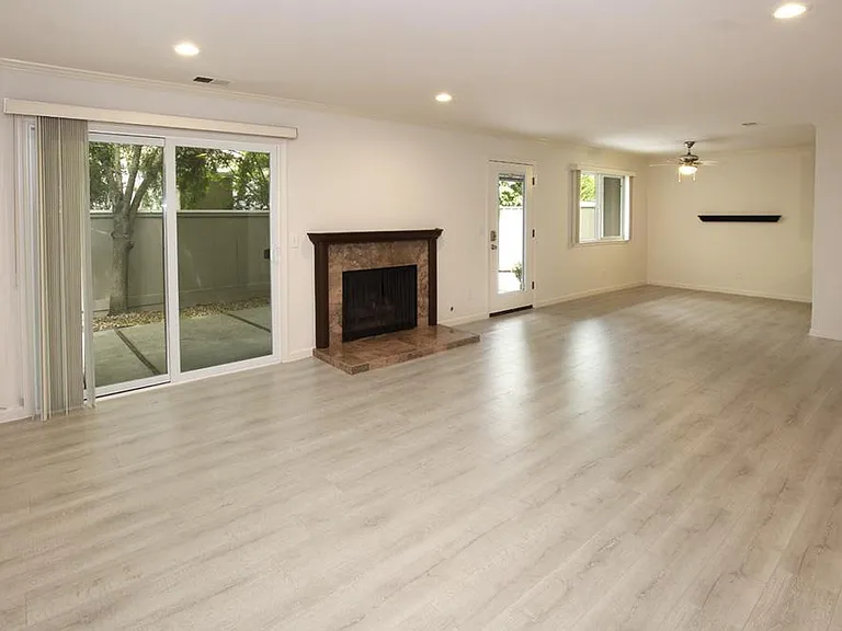 1702 Dolphin Dr — Photo 2