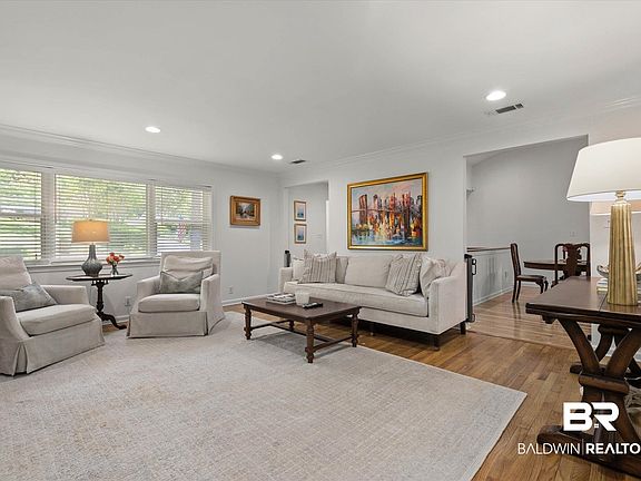 4th image of 640 Chelsea Dr E