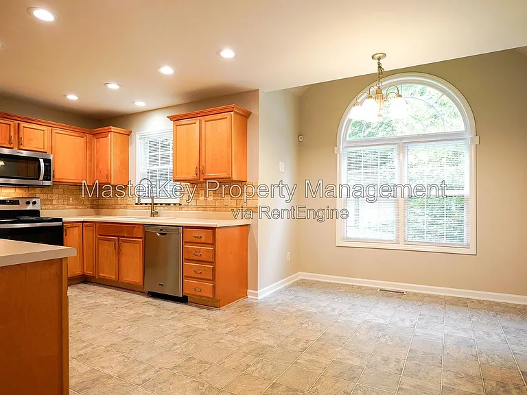 1008 Knighthood Ln — Photo 5