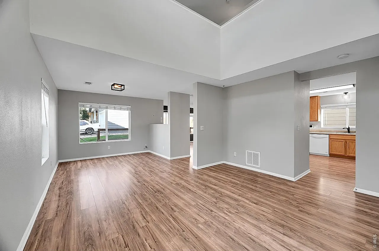 4 bed, 2.5 bath, 2294 sqft, $1,100 — Photo 3