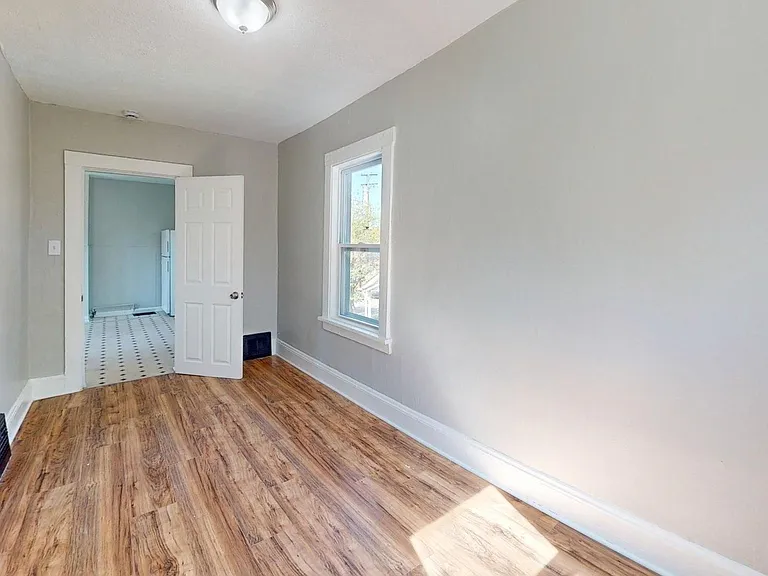 3149 W 32nd St — Photo 35