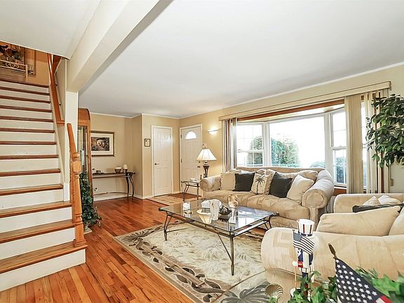 3rd image of 39 Surrey Ln