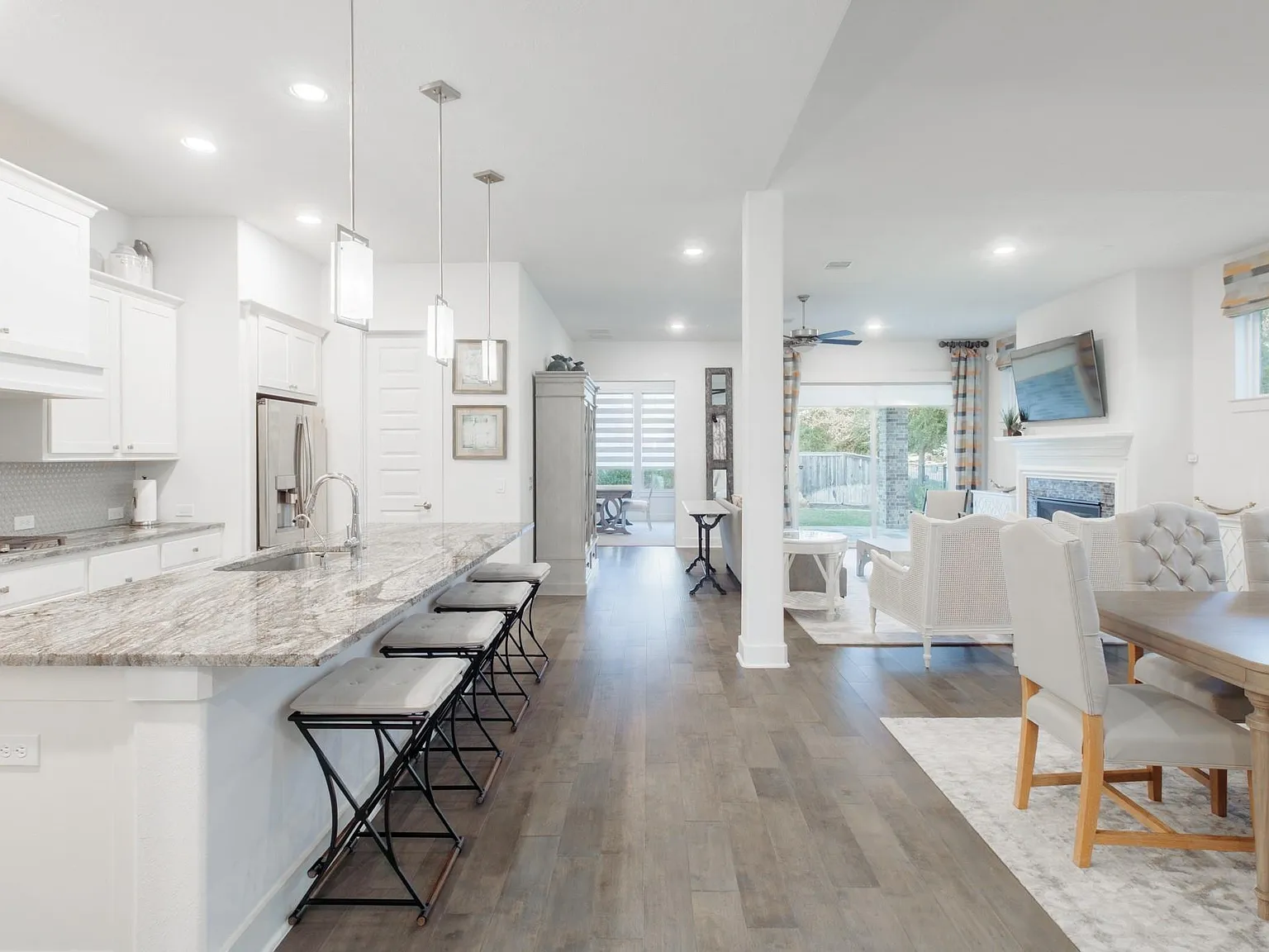 3 bed, 3.0 bath, 2626 sqft, $3,000 — Photo 2