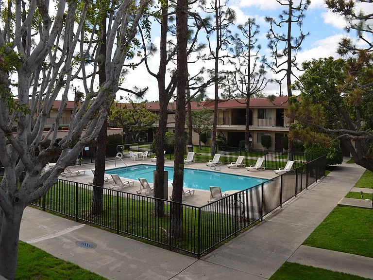 The Enrique Apartments — Photo 28