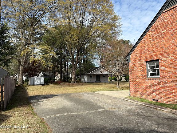 3rd image of 2107 Somerset Drive N