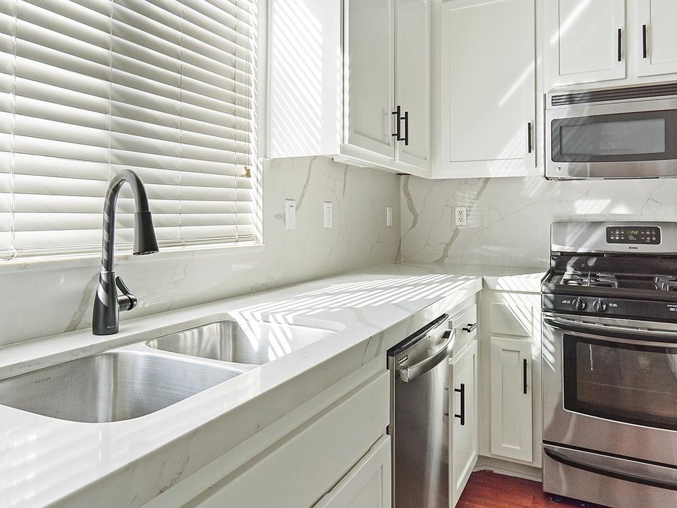 Newly Remodeled Kitchen (2nd floor)