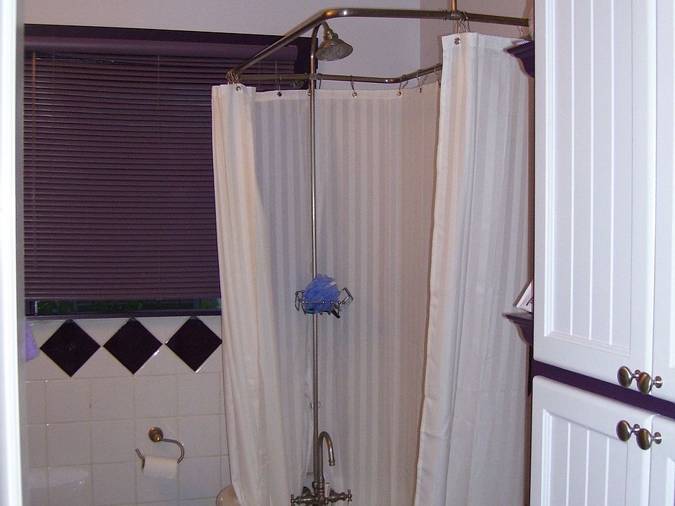clawfoot tub