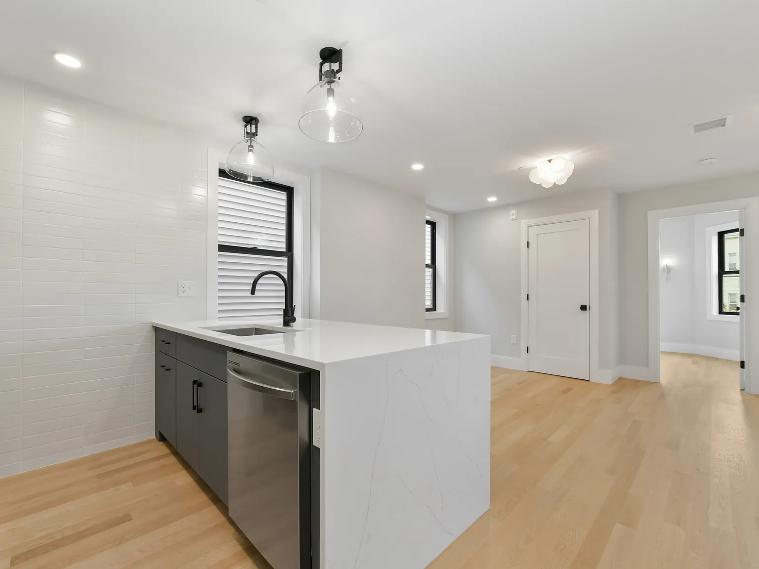 3 bed, 1216 sqft, $4,150 — Photo 4
