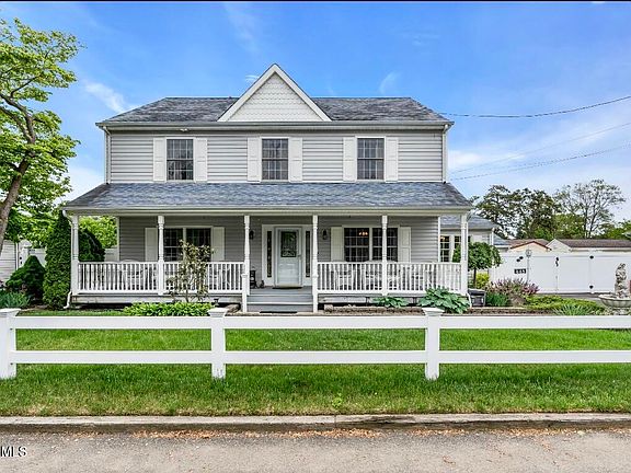 3rd image of 445 Mermaid Avenue