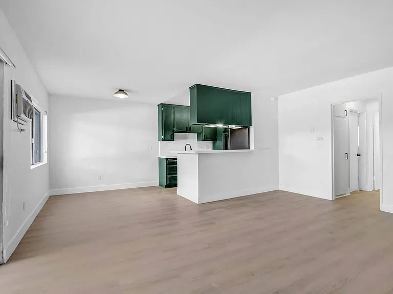 1333 N Martel — Photo 40