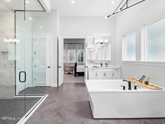 4th image of 284 WHIRLAWAY Court