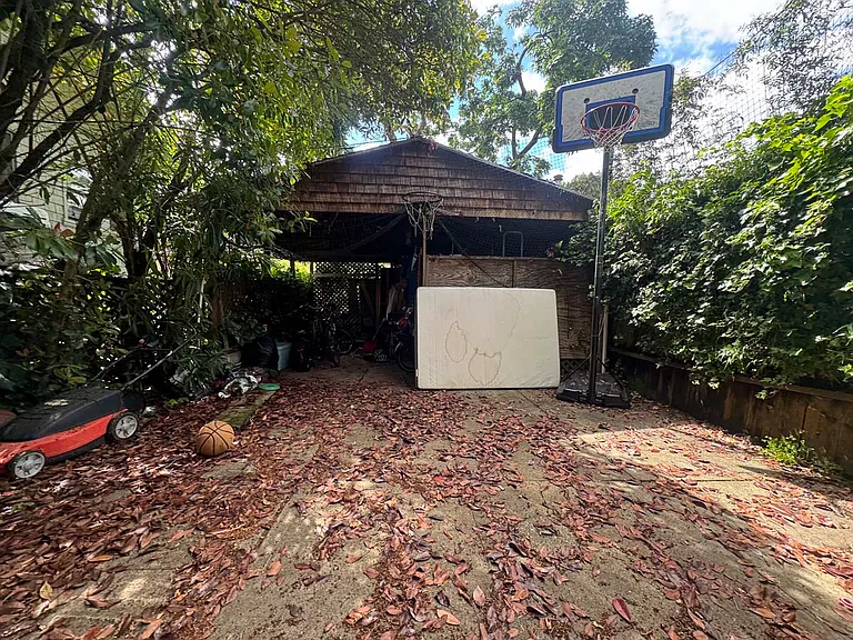 2836 Derby St — Photo 45