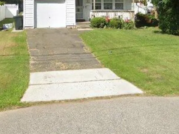 8 Gilbert Pl #0, Amityville, NY 11701