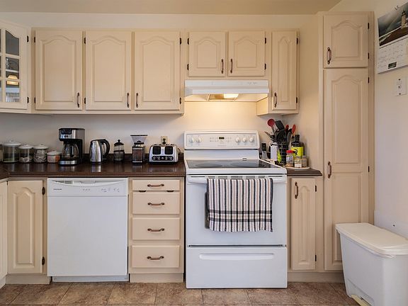 3rd image of 75 Deerfield Dr