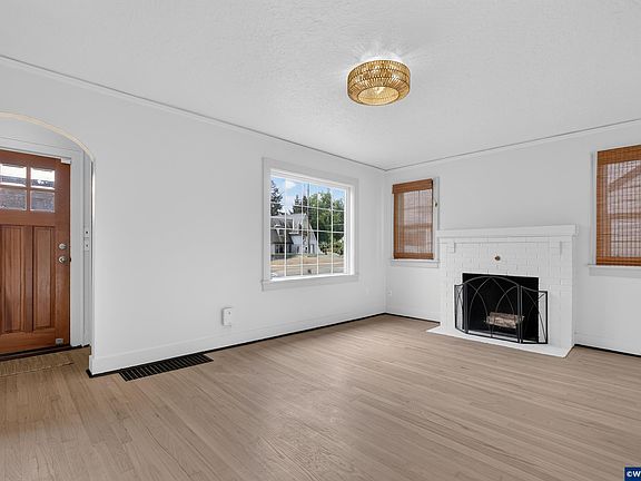 3rd image of 2275 Center St NE