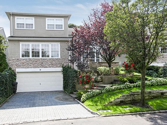 2nd image of 14 Hamlet Dr