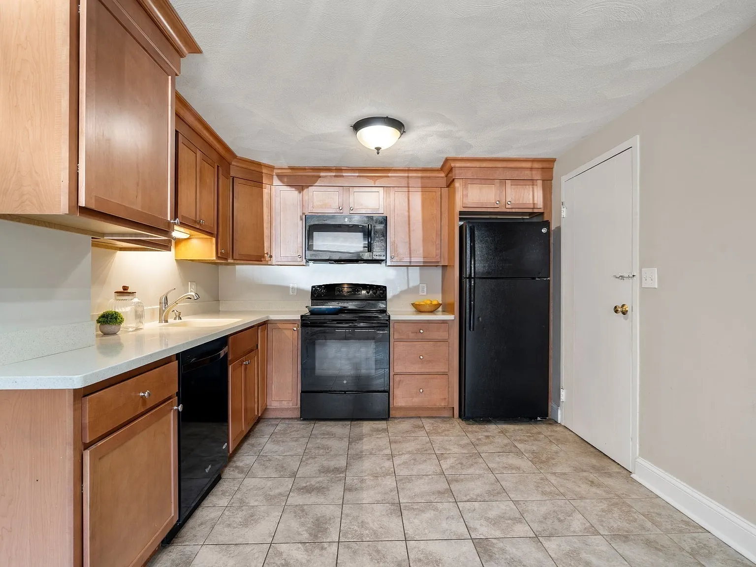 2 bed, 700 sqft, $2,400 — Photo 2