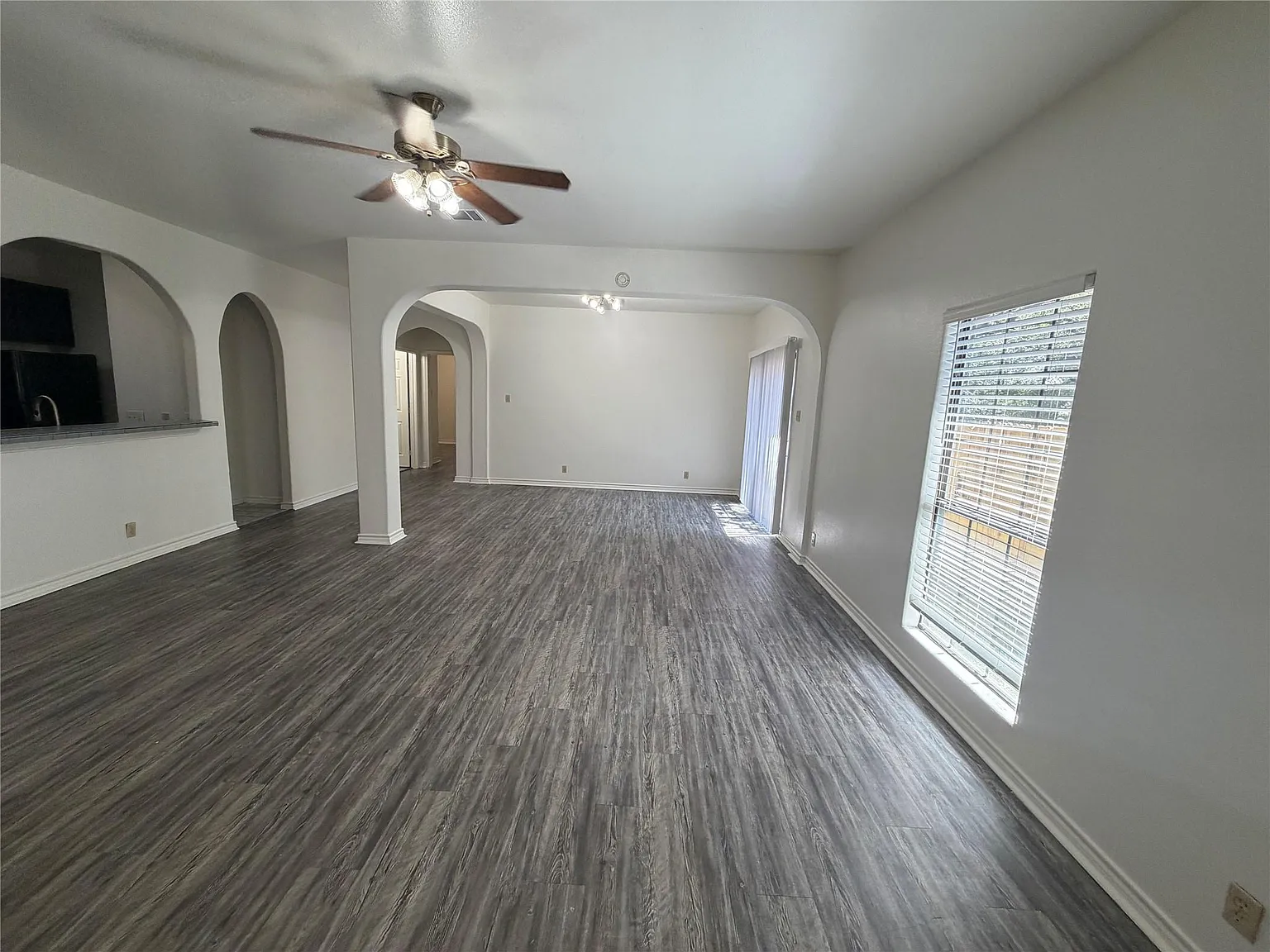 2 bed, 2.0 bath, 2415 sqft, $1,695 — Photo 2