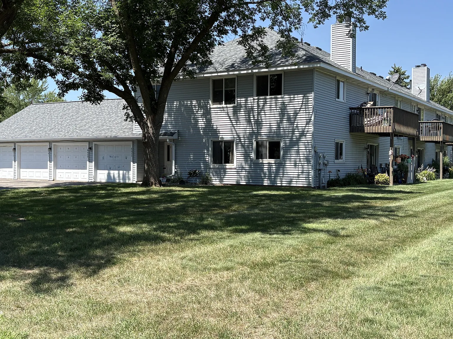 Spacious 1-bed, 1-bath condo available now in Rosemount! — Photo 2