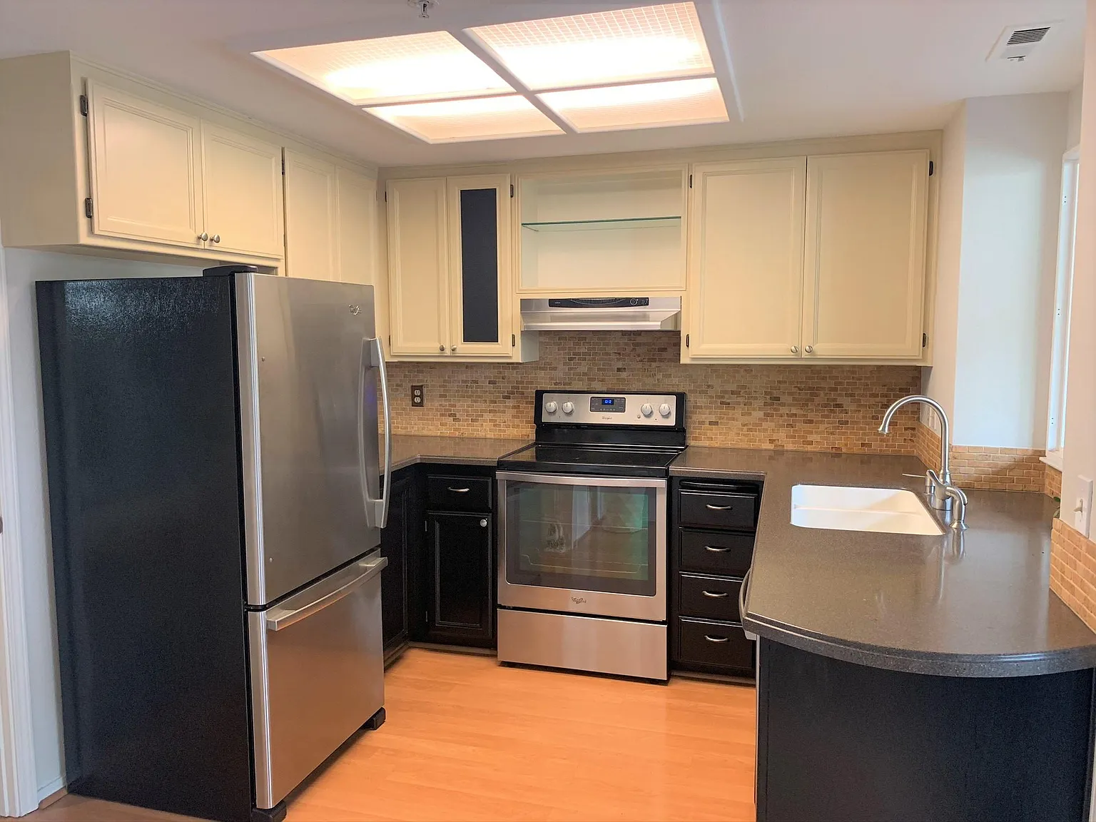 2 bed, 1056 sqft, $3,540 — Photo 3