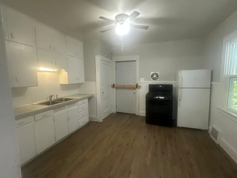 226 E Pearl St — Photo 5