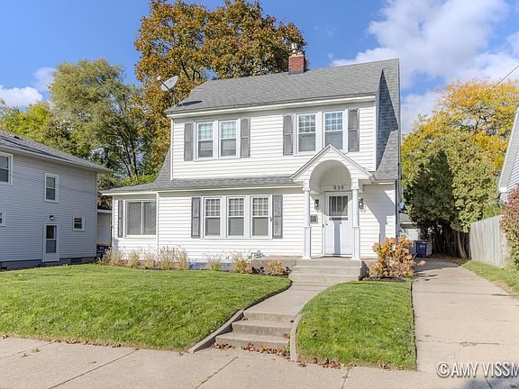 2nd image of 939 Oaklawn St NE