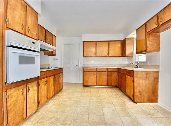 3rd image of 204 Chicago Ave