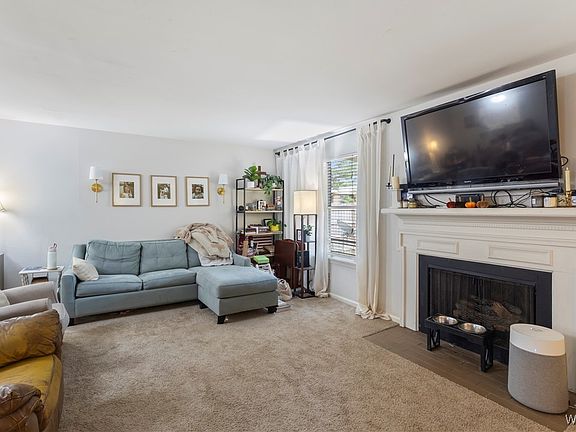 3rd image of 1083 Fairfax Dr