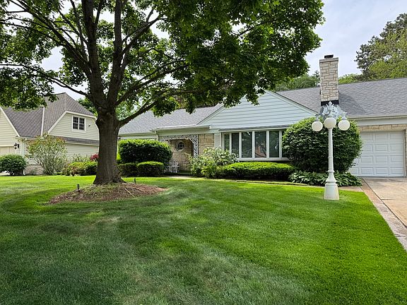 2nd image of 828 S Bristol Ln