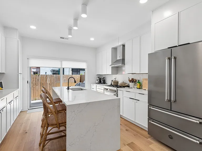 2231 Pemberton St — Photo 8