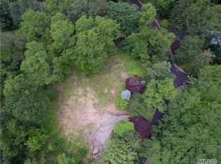 2 Sloanes Beach Rd, Port Washington, NY 11050