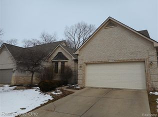 5730 Point Of The Woods Dr #1, West Bloomfield, MI