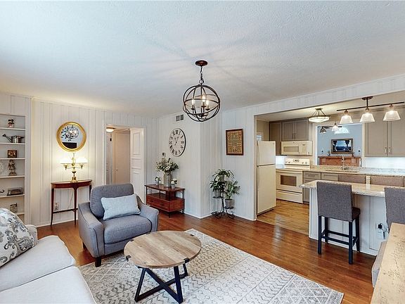 4th image of 5566 Valley Ln
