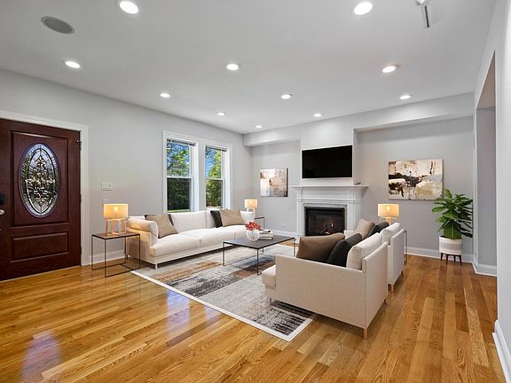5th image of 404 N Chestnut Ave