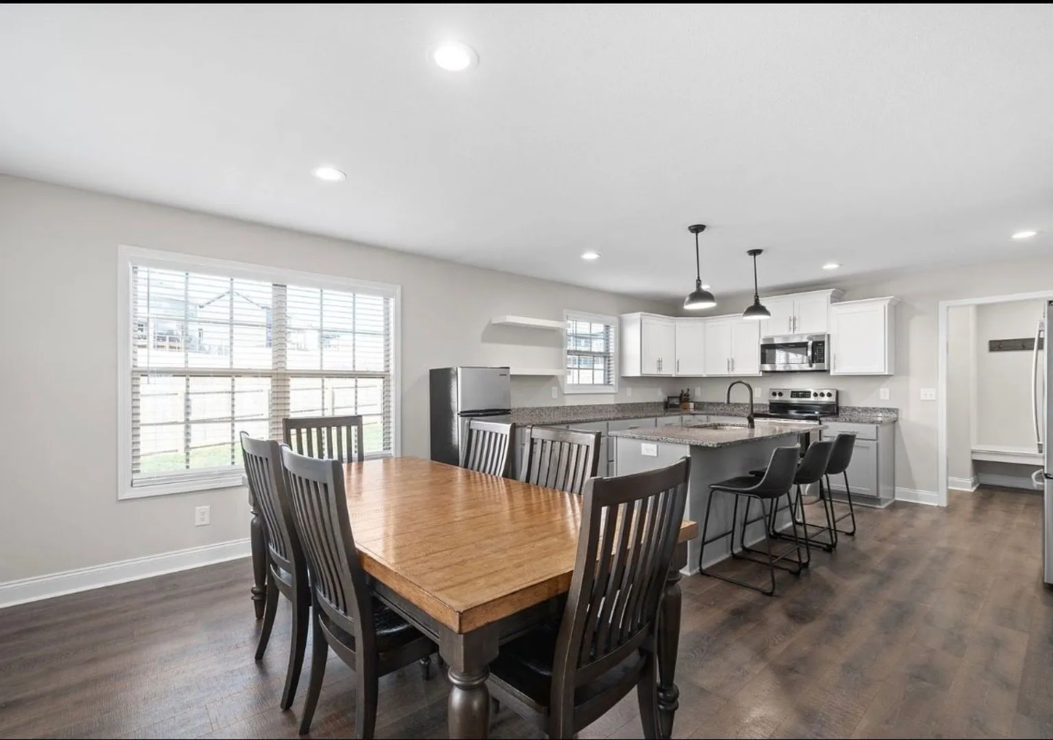 Spacious 4BR House in Clarksville — Photo 4