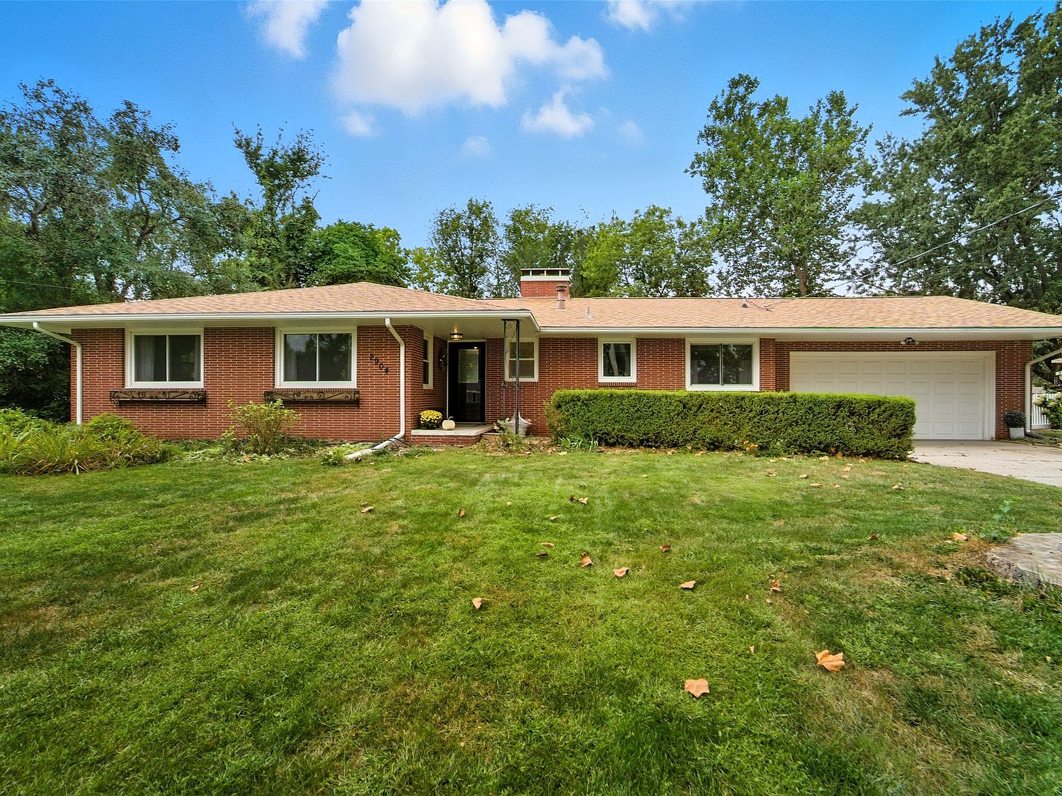 2904 92nd St, Urbandale, IA 50322 | Zillow